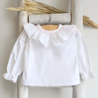 Camisa com gola bordada à mão