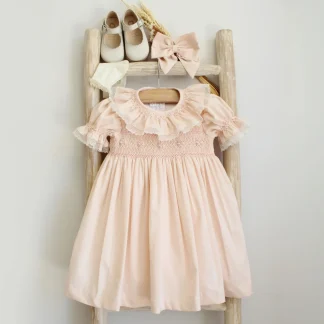 Vestido bordado à mão na gola e peito