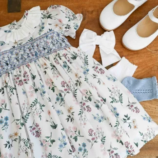 Vestido em Liberty bordado à mão