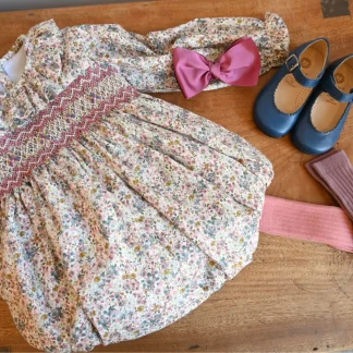 Vestido com padrão de flores e favos bordados à mão
