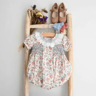 Fôfo com padrão de flores e favos bordados à mão