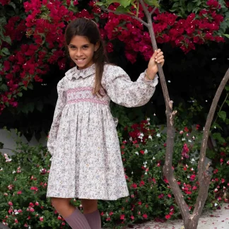 Vestido bordado à mão com padrão de flores