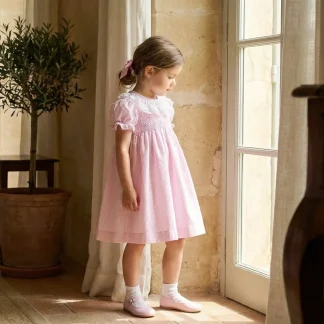 Vestido com favos bordados à mão e riscas rosa