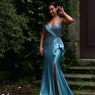 vestido com renda e abertura na costa