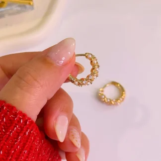 Argolas efeito torcido com pérolas e brilhantes | Dourado