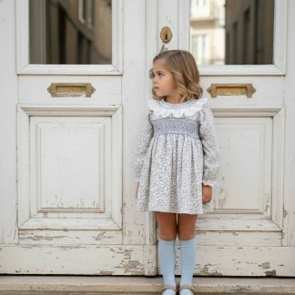 Vestido com padrão de flores e bordado à mão