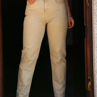 Calça mom fit com tachas