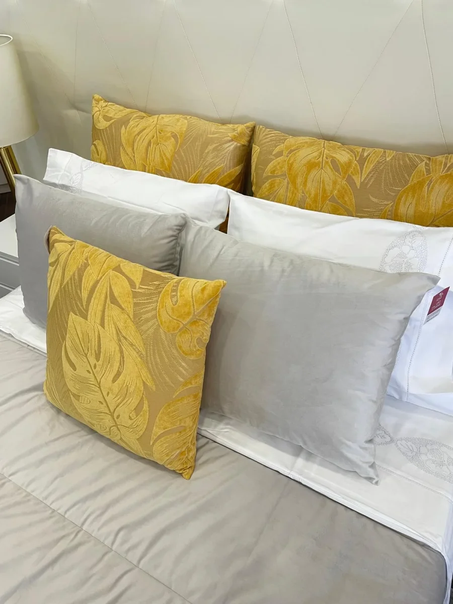 Almofada Decorativa com relevo em Veludo