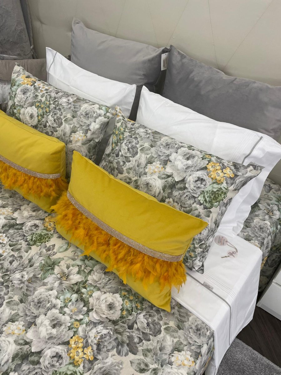 Almofada em Veludo com Penas e Brilhos Amarelo - Image 4