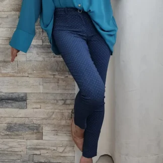 CALÇA JUSTA COM DETALHE DE BOLINHAS