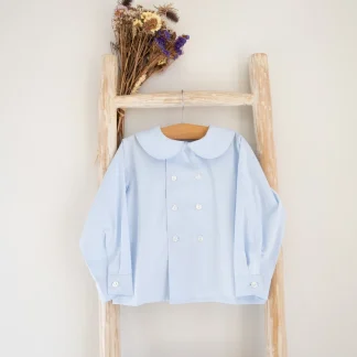 Camisa em  azul claro trespassada e com gola